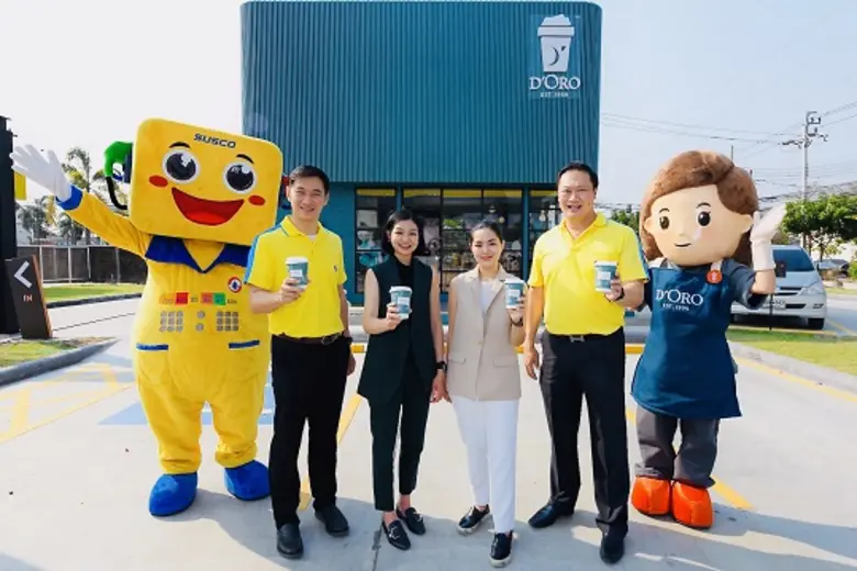 นายชัยฤทธิ์ สิมะโรจน์ (ขวาสุด) กรรมการผู้...