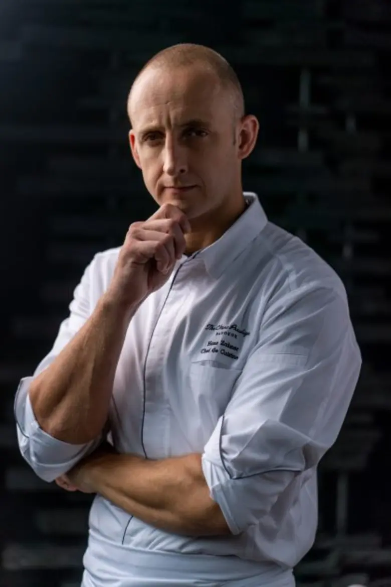 สัมผัสประสบการณ์การรับประทานอาหารระดับมิชลินแบบส่วนตัวในห้องพักสุดหรู