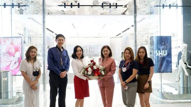 คุณกรกนก สว่างรวมโชค (ที่ 3 จากซ้าย) ประธ...