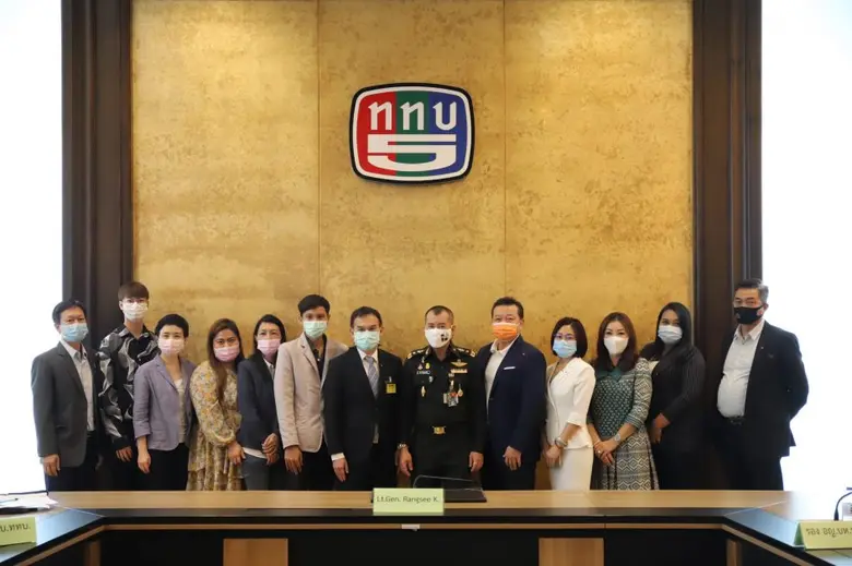 พลโท รังษี กิติญาณทรัพย์ (ที่ 6 จากขวา) ก...