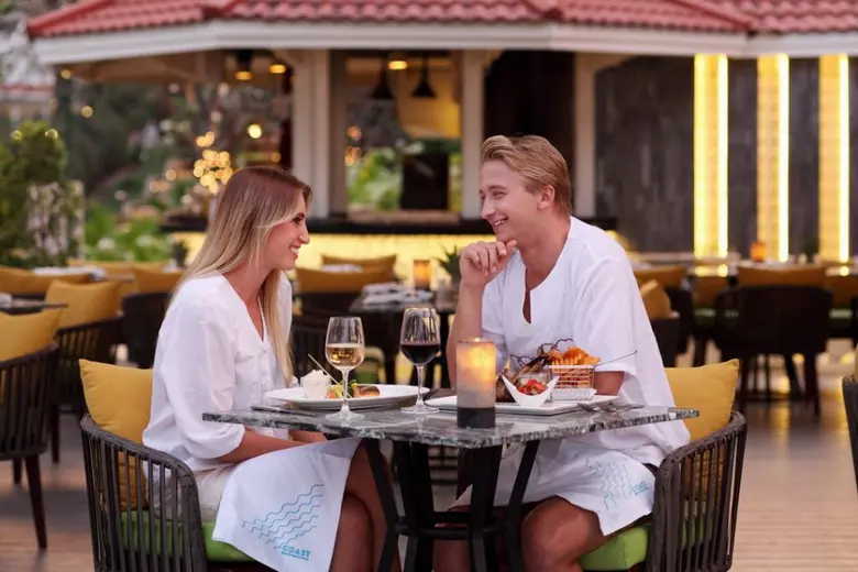 ห้องอาหาร โคสต์ บีชคลับและบิสโทร ขอต้อนรั...