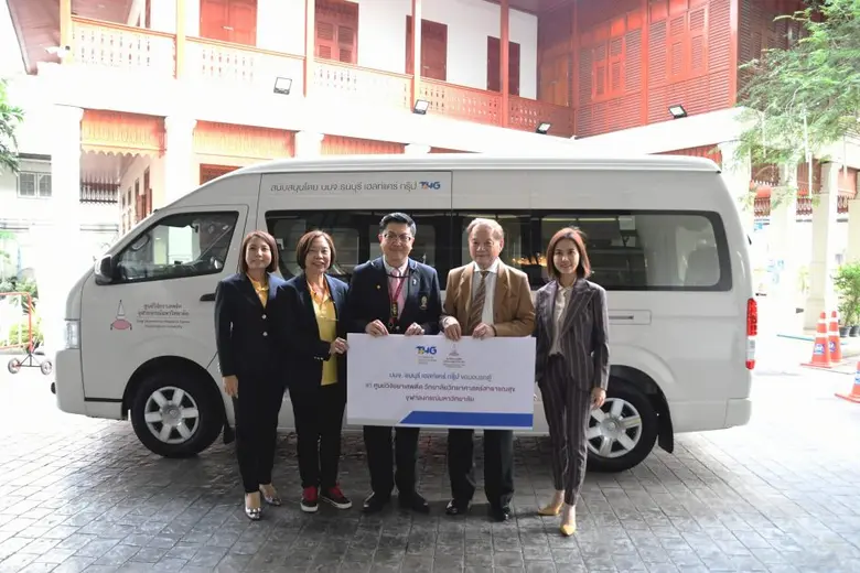 นายแพทย์บุญ วนาสิน (ที่ 4 จากซ้าย) ประธาน...