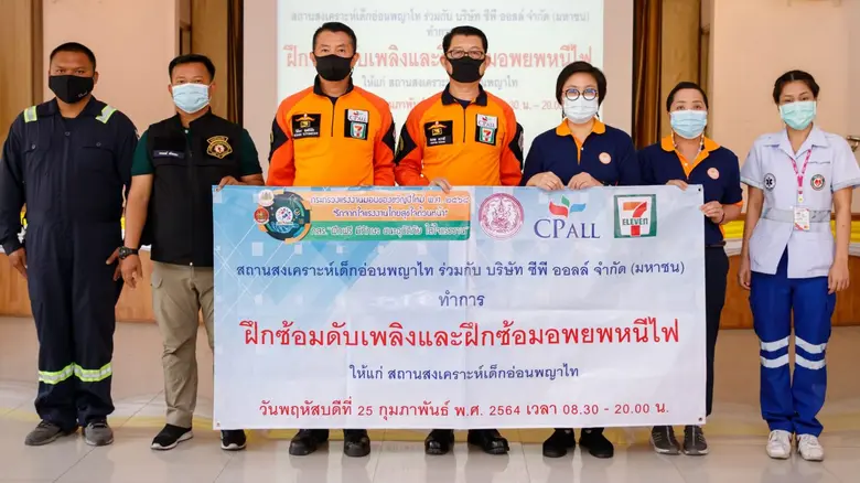 นายสมภพ ตะราษี (กลาง) ผู้จัดการทั่วไปด้าน...