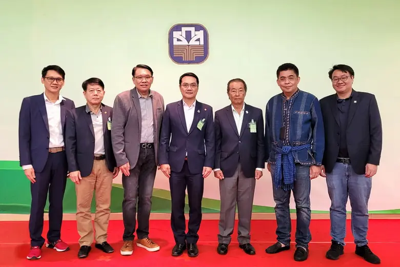 นายธนารัตน์ งามวลัยรัตน์ รองผู้จัดการ ธนา...