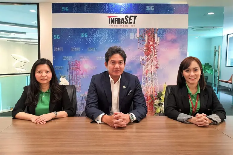 คุณศักดิ์บวร พุกกะณะสุต (กลาง) กรรมการผู้...