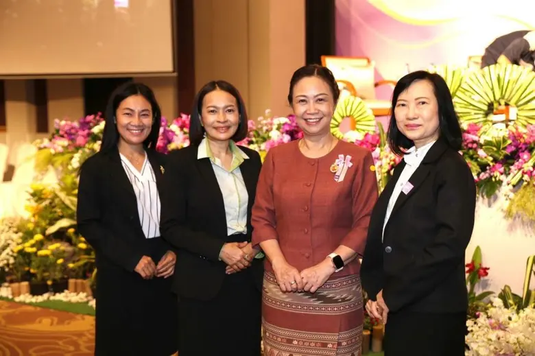 อธิการบดีมหาวิทยาลัยพะเยา รับมอบโล่รางวัล สตรีนักวิชาการด้านแรงงานดีเด่น จากรัฐมนตรีว่าการกระทรวงแรงงาน ประจำปี ๒๕๖๔