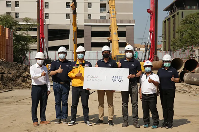 เกรียงศักดิ์ เหี้ยมโท้ (ที่ 4 จากซ้าย) ปร...