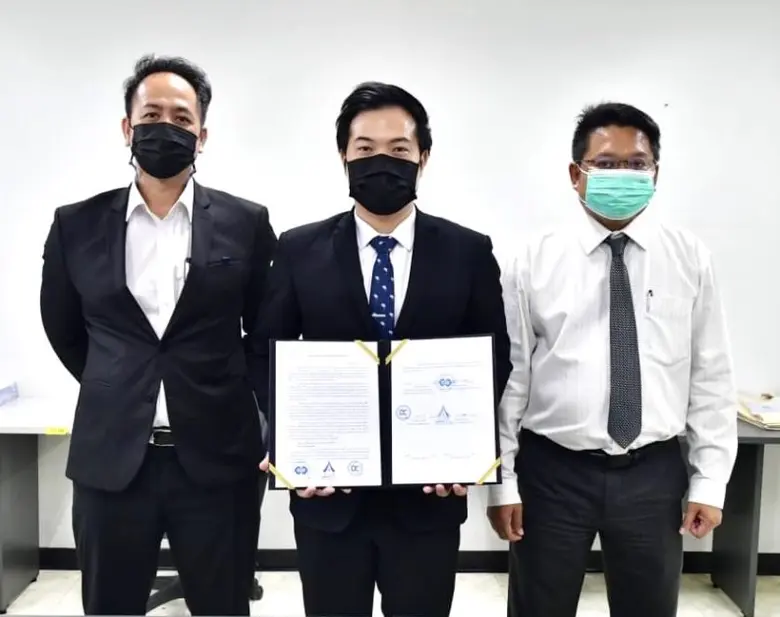 นายรัฐวิชญ์ ณ ลำพูน (คนกลาง) ผู้ช่วยประธา...