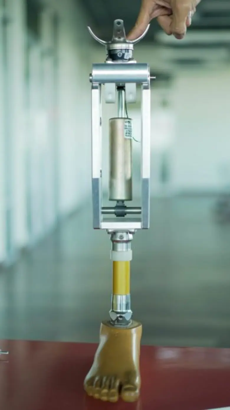 ฟีโบ้ ใช้เทคโนโลยี AI พัฒนาการทำงานข้อเข่าเทียมเพื่อคนพิการ