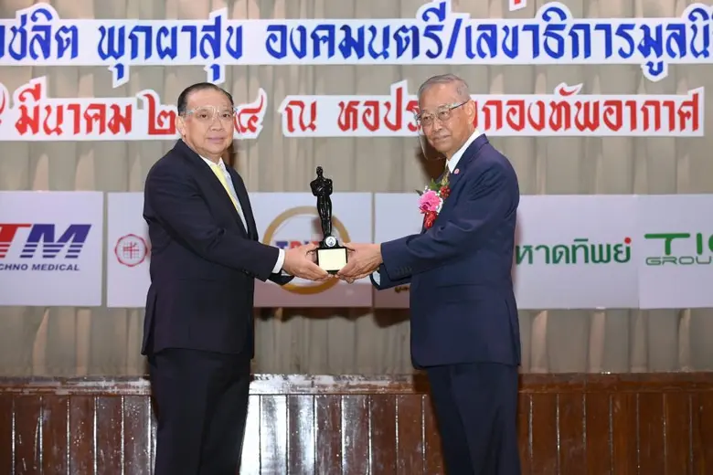 นายพูลพิพัฒน์ ตันธนสิน (ซ้าย) ประธานเจ้าห...