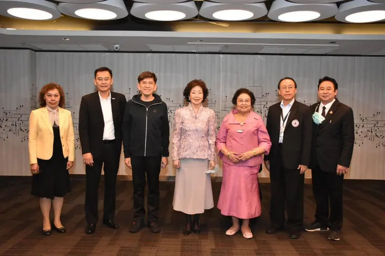 พลตรีหญิง คุณหญิงอัสนีย์ เสาวภาพ ประธานสม...