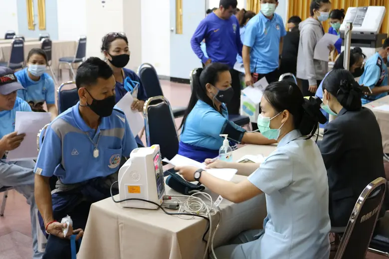 เจ้าหน้าที่สนามกีฬาสมโภชเชียงใหม่ 700 ปี ตรวจสุขภาพ โครงการประกันสังคม เชียงใหม่ ร่วมกับ รพ.ลานนา