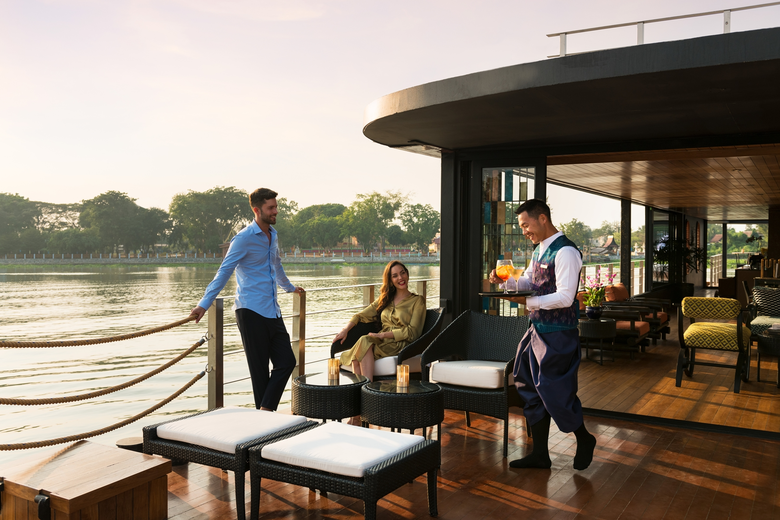 ลอย เพลา โวยาจส์ พาสัมผัสประสบการณ์ลักซ์ช...