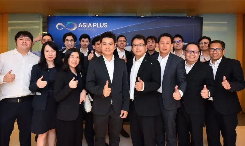 คุณกิตติพันธ์ ศรีบัวเอี่ยม (ที่ 4 จากซ้าย...