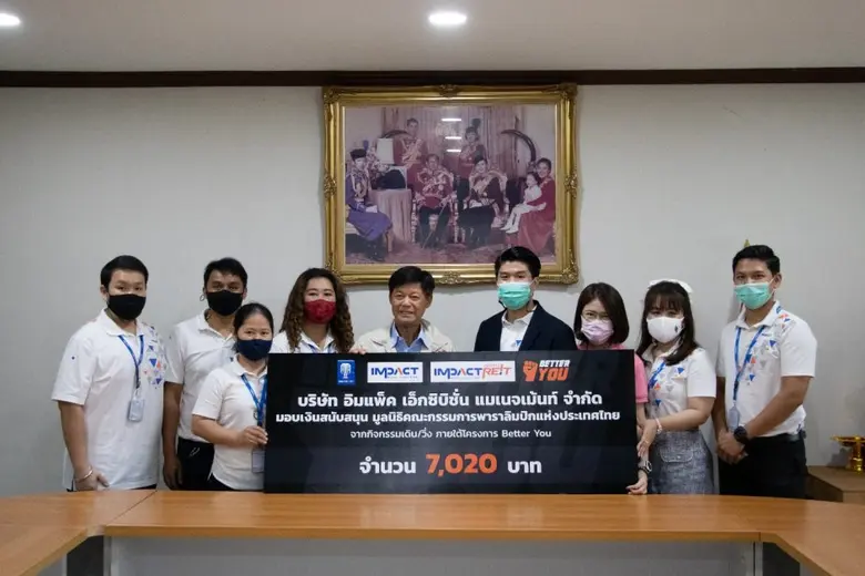 นายณัฐพล คัจฉสุวรรณมณี (ที่ 4 จากขวา) ผู้จัดการอาวุ...