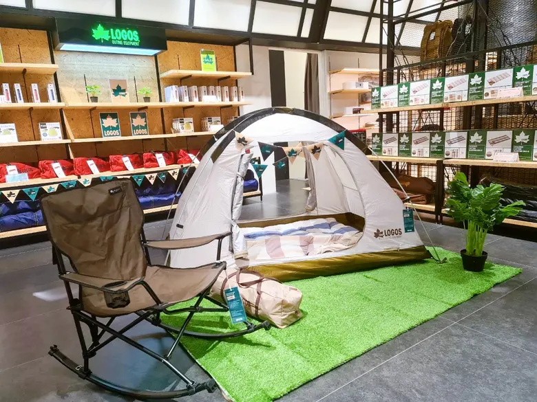 เปิดแล้ว ! LOGOS แห่งแรกในประเทศไทย เอาใจสายแคมปิ้ง Logos (โลกอส) ผู้จำหน่ายอุปกรณ์แคมปิ้ง และเอาท์ดอร์ แบรนด์ดังจากประเทศญี่ปุ่นนำสินค้ามาให้เลือกสรร