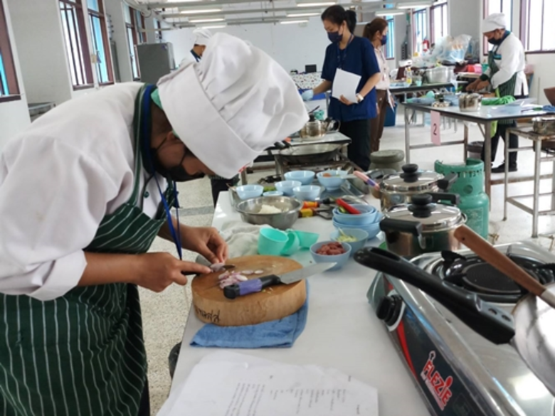 สนพ.สมุทรสงคราม ทดสอบมาตรฐานฝีมือแรงงาน ผู้ประกอบอาหารไทย