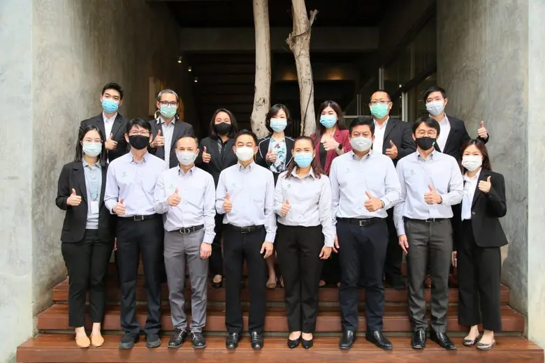 นายพงศ์เทพ รัตนแสงสรวง (แถวหน้าที่ 4 จากซ...