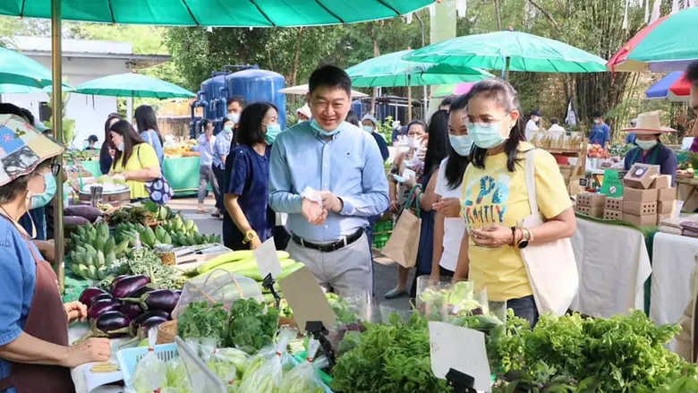 อธิบดีกรมส่งเสริมสหกรณ์เยี่ยมชมร้านจำหน่ายผักอินทรีย์ของสหกรณ์ในจังหวัดเชียงใหม่