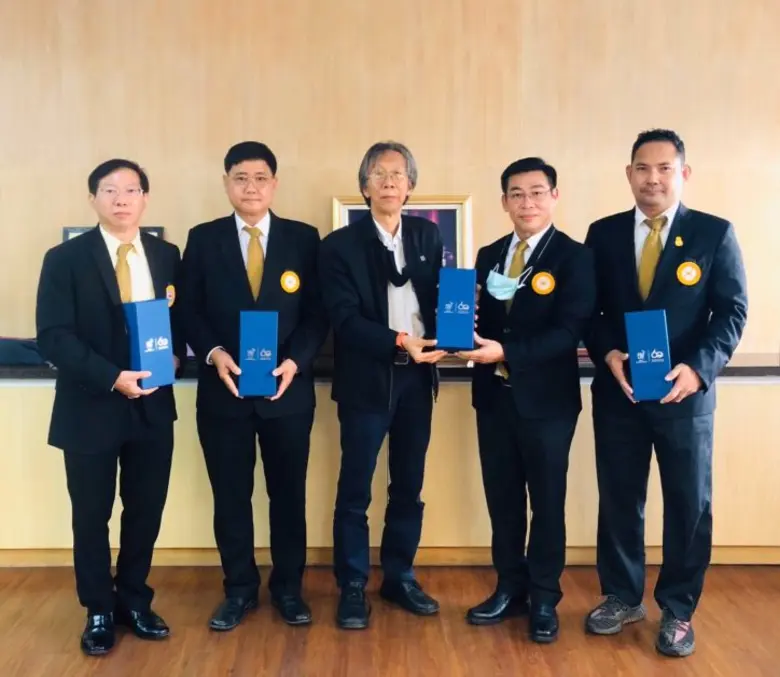 นายสมเกียรติ ศิลวัฒนาวงศ์ (ที่ 2 จากขวา) ...