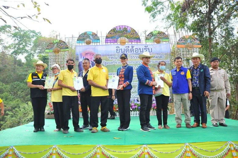 รมช.ธรรมนัส มอบหนังสืออนุญาต ส.ป.ก.4-01 ประเภทที่อยู่อาศัย แก่เกษตรกร จ.เชียงราย เพื่อกระจายการถือครองและลดการเหลื่อมล้ำทางสังคม