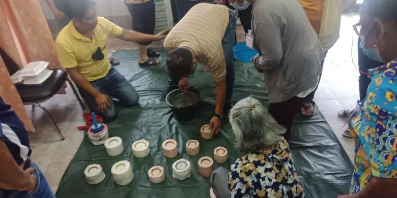 สนพ.สมุทรสงคราม เสริมทักษะผู้สูงอายุ ฝึกอบรมการปั้นกระถางปูนซีเมนต์