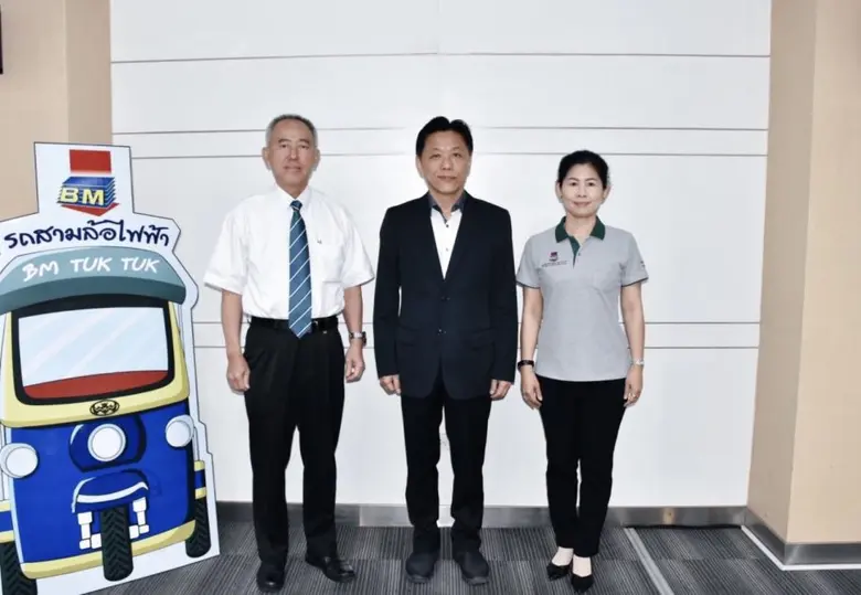 นายธานิน สัจจะบริบูรณ์ (คนกลาง) ประธานเจ้...