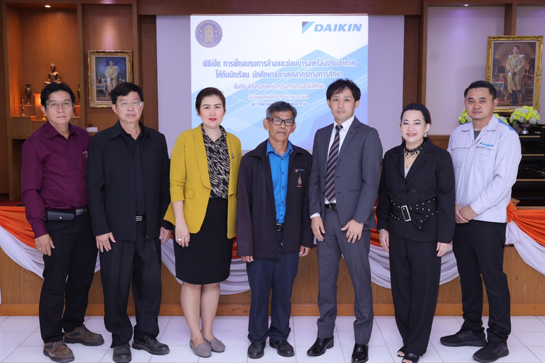 นายโคเฮ ชิบาตะ (ที่ 5 จากซ้าย) ผู้จัดการฝ...