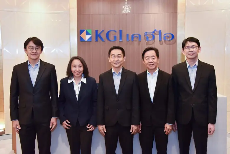 นายพงศ์เทพ รัตนแสงสรวง (กลาง) ประธานเจ้าห...