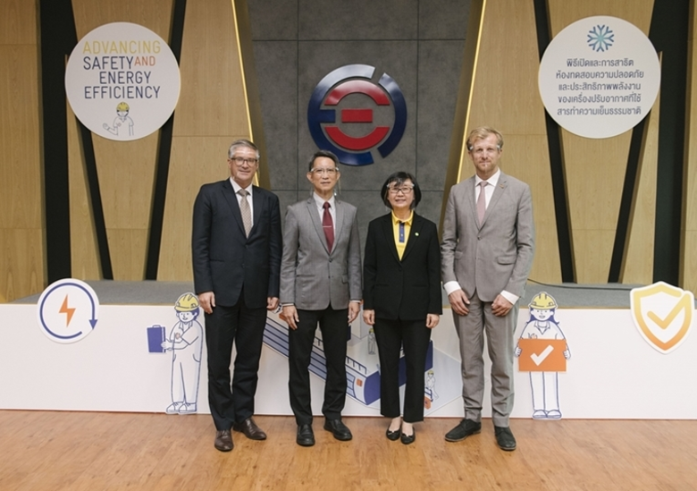 (จากซ้ายไปขวา) ดร.อเล็กซานเดอร์ เราโบลด์ ...