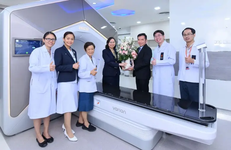 คุณสมพงษ์ ชื่นกิติญานนท์ (ที่ 3 จากขวา) ป...