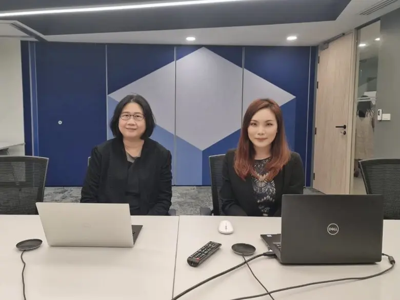 คุณอรอนงค์ วิชชุชาญ (ซ้าย) ประธานเจ้าหน้า...