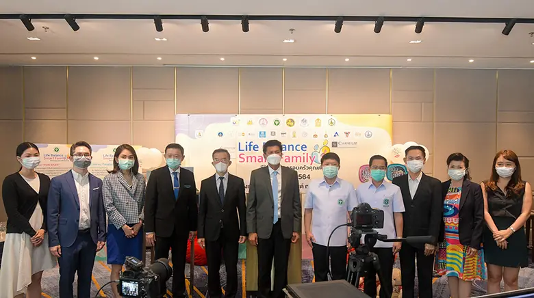 นายสาธิต ปิตุเตชะ (6 จากซ้าย) รัฐมนตรีช่ว...