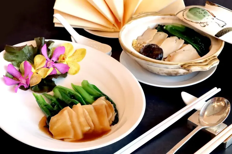 ห้องอาหารจีนหยก โรงแรม ดิ เอมเมอรัลด์ เชิ...