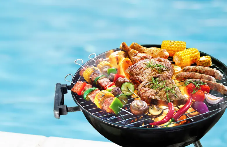 เดอะ เซนต์ รีจิส กรุงเทพฯ ร่วมฉลองเทศกาลสงกรานต์ ด้วยบุฟเฟต์มื้อกลางวันสุดพิเศษ และบาร์บีคิวริมสระน้ำ