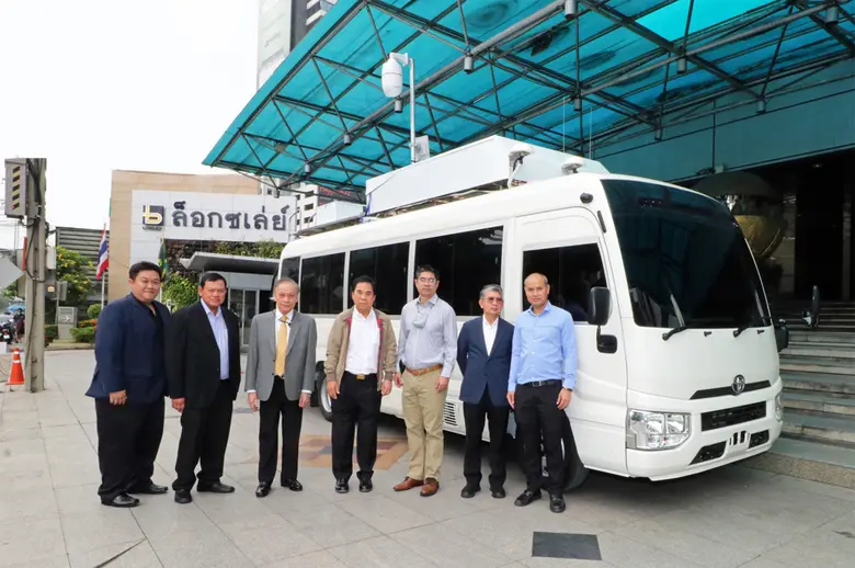 ธงชัย ล่ำซำ ประธานกรรมการ พร้อมด้วย เฉลิม...