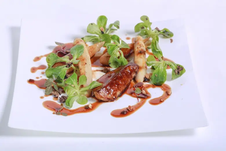 ห้องอาหารเรดสกาย ชั้น 55 โรงแรมเซ็นทาราแก...