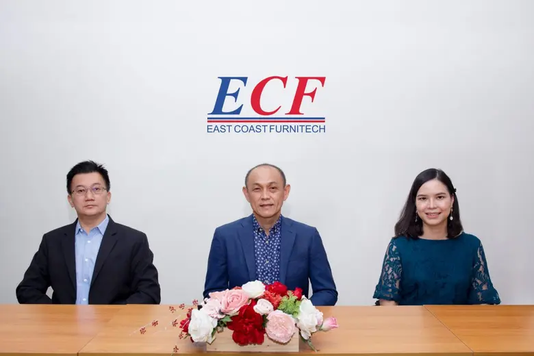 นายอารักษ์ สุขสวัสดิ์ (กลาง) กรรมการผู้จั...