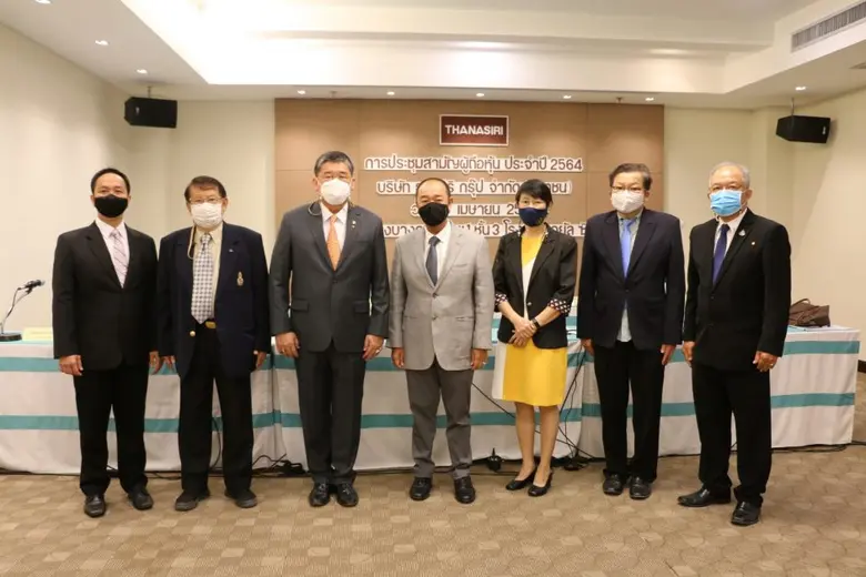 นายชัยวัฒน์ อุทัยวรรณ์ (ที่สามจากซ้าย) ปร...