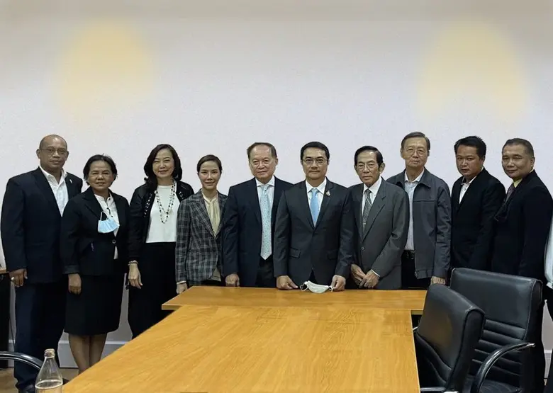 นพ. บุญ วนาสิน ประธานกรรมการ บริษัท ธนบุร...