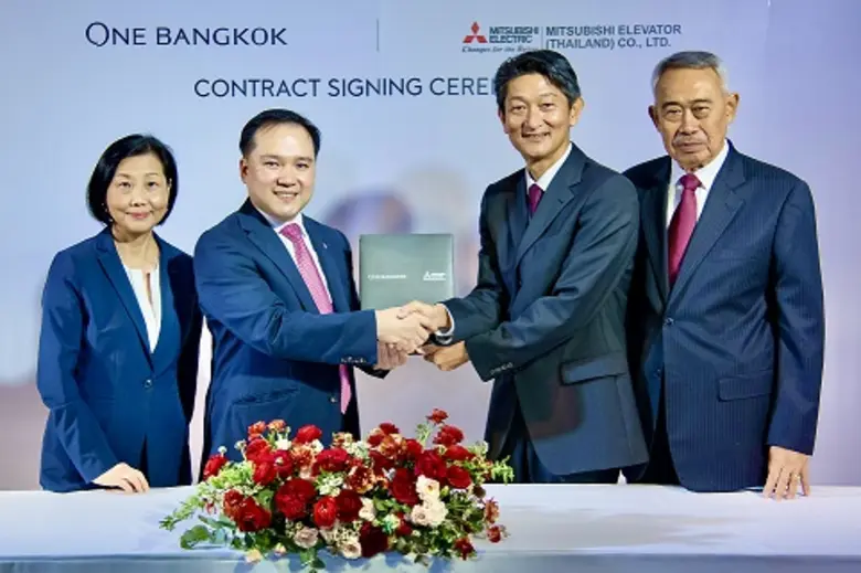 มร.มุเนะฮิซะ โอกะโมะโตะ (กลางขวา) กรรมการ...