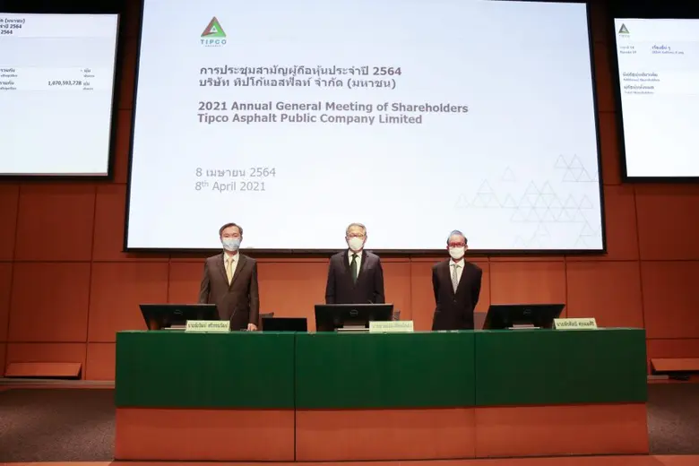 คุณชายน้อย เผื่อนโกสุม (กลาง) ประธานกรรมก...