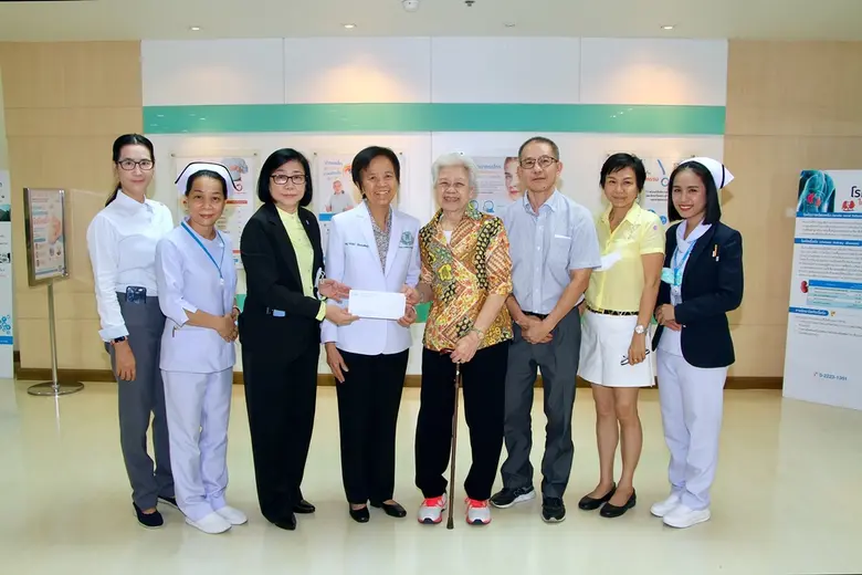 นางมาลี ถิรนันท์รุ่งเรือง (ที่ 4 จากขวา) ...