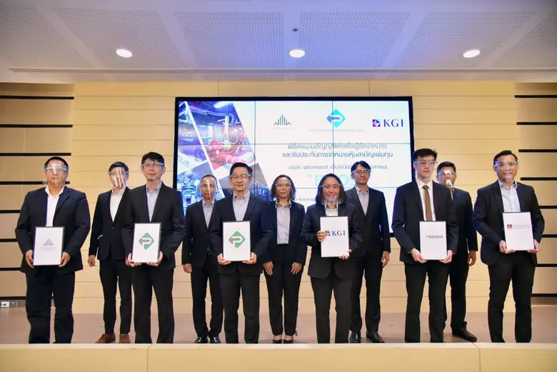 นายพงศ์เทพ รัตนแสงสรวง (แถวหน้าที่ 3 จากซ...