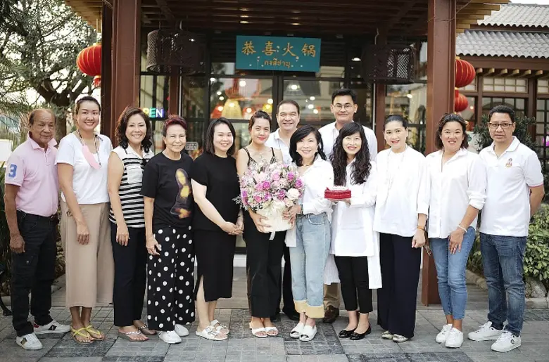 สุพัตรา จิราธิวัฒน์ (ที่ 5 จากขวา) รองประ...