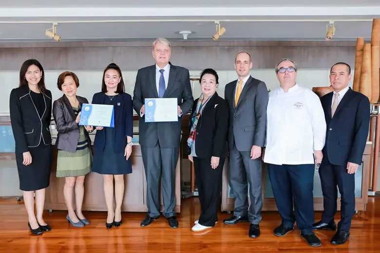 มร. โรเบิร์ต เมาเรอร์ เลิฟเลอร์ (ที่ 4 จา...