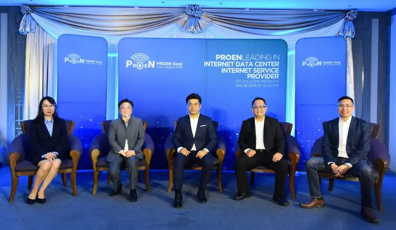 คุณกิตติพันธ์ ศรีบัวเอี่ยม (กลาง) ประธานเ...