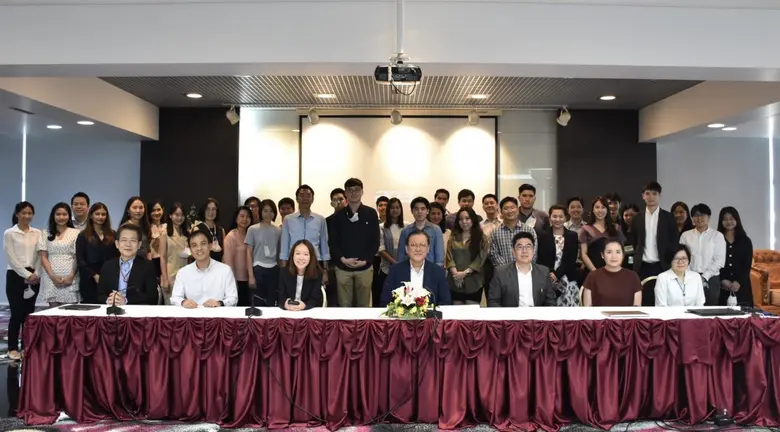 ดร.สมชาย รัตนภูมิภิญโญ (แถวหน้าที่ 4 จากข...