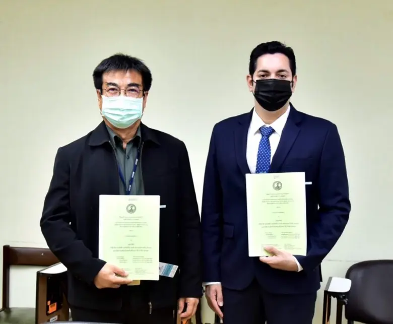 นายสุรินทร์ โซนี่ (คนขวา) ผู้บริหาร บริษั...