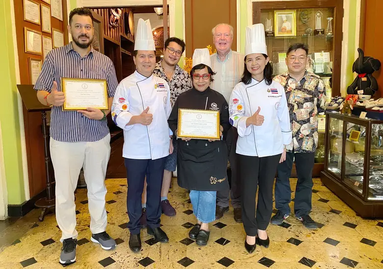 เชฟนูรอ โซ๊ะมณี สเต็ปเป้ (คนที่ 3 แถวแรก)...